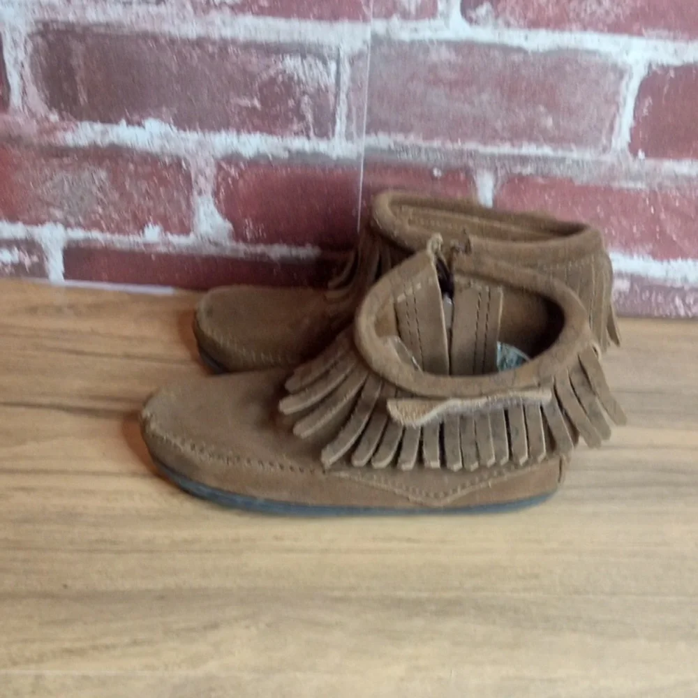 Minnetonka Hello Kitty Moccasins Ankle Booties Girls Size 11 Brown Suede